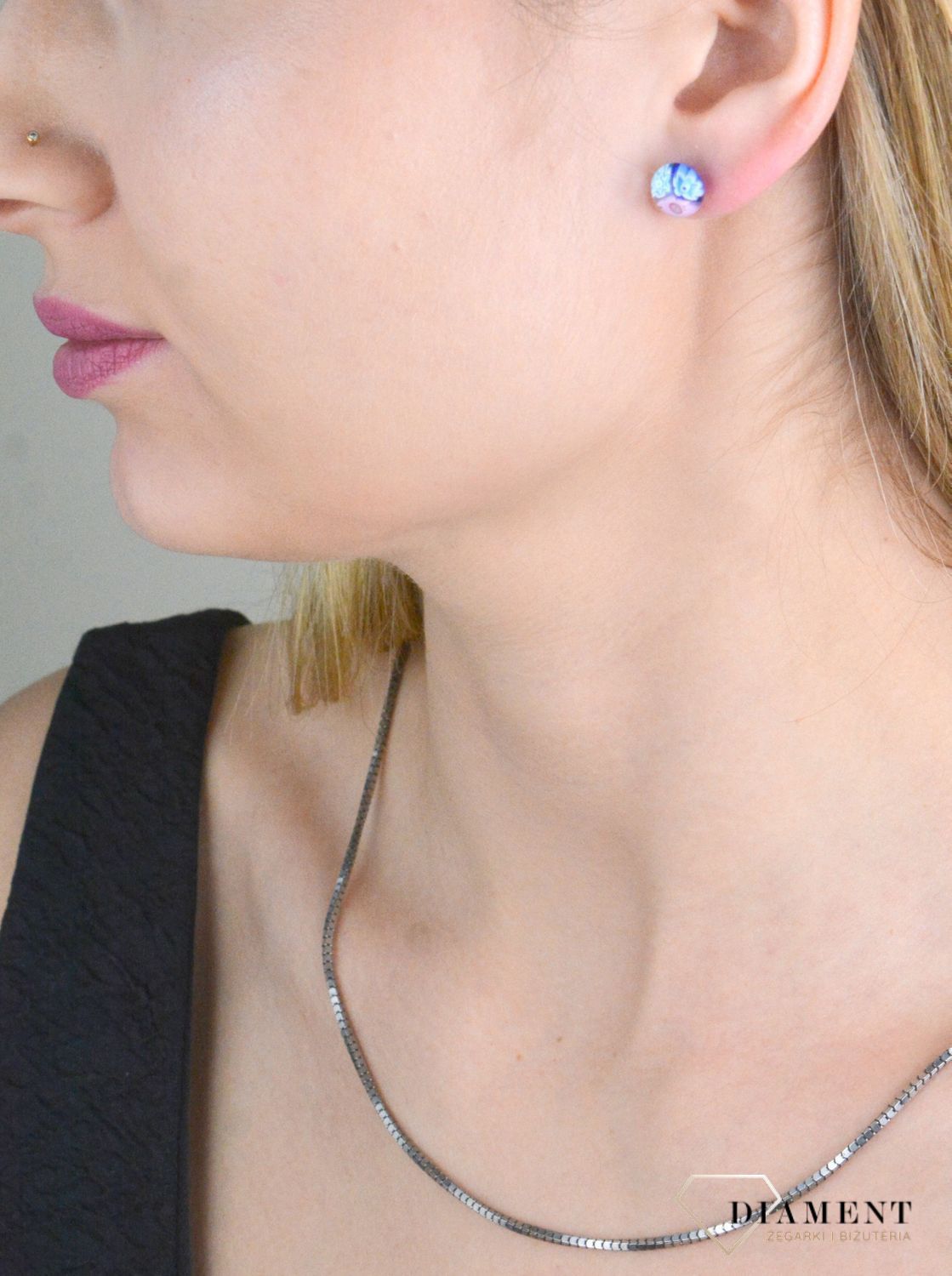 Łańcuszek srebrny płaska kostka 1,6mm DIA-LAN-6019R-925 1,6mm. Srebrny łańcuszek wykonany z wysokiej jakości srebra próby 925 w formie kostki o szerokości 1,6 mm.  Srebrny łańcuszek o ponadczasowym splocie typy kostka. Klasycz (1).jpg